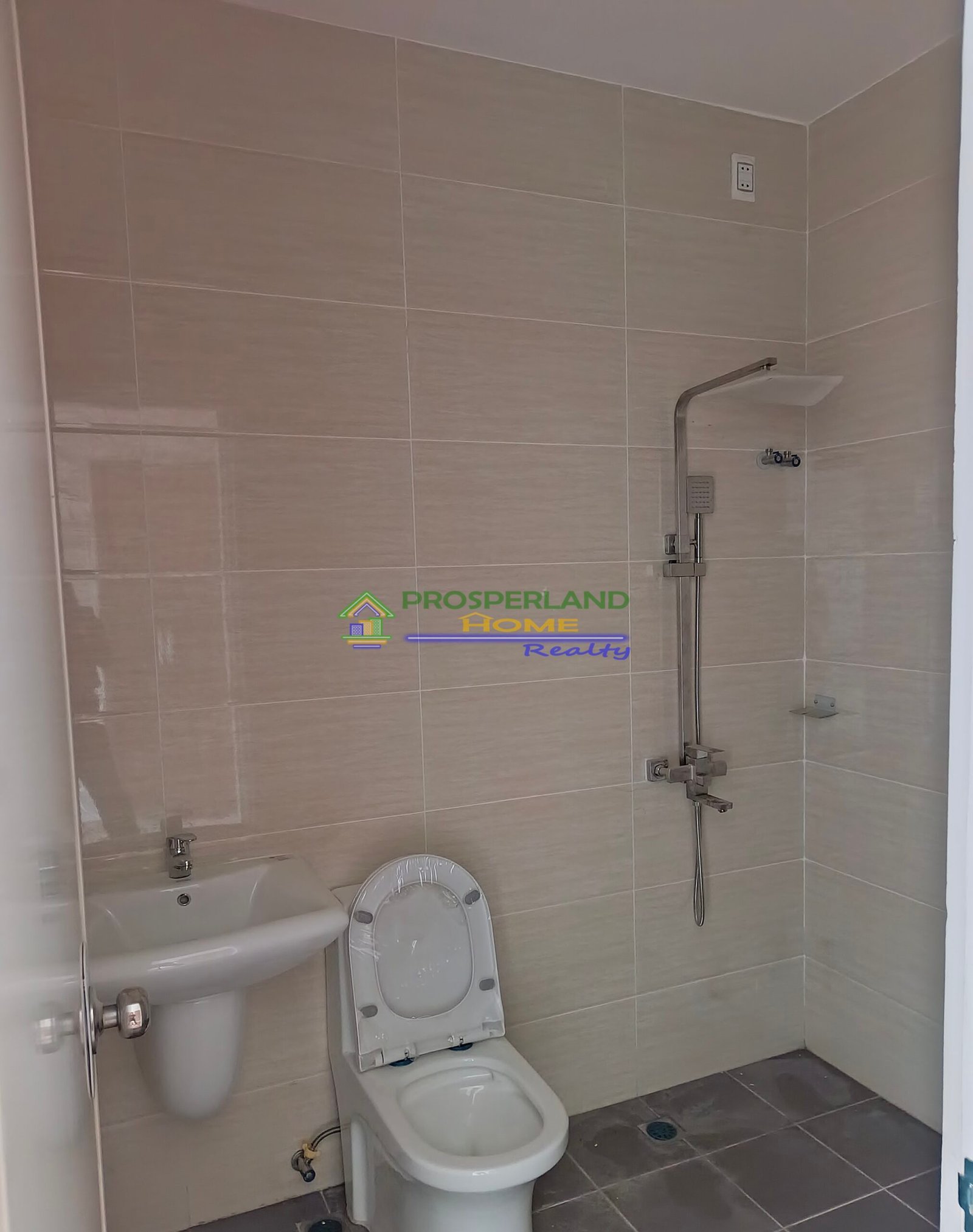 MASTERS BEDROOM TOILET AND BATH_