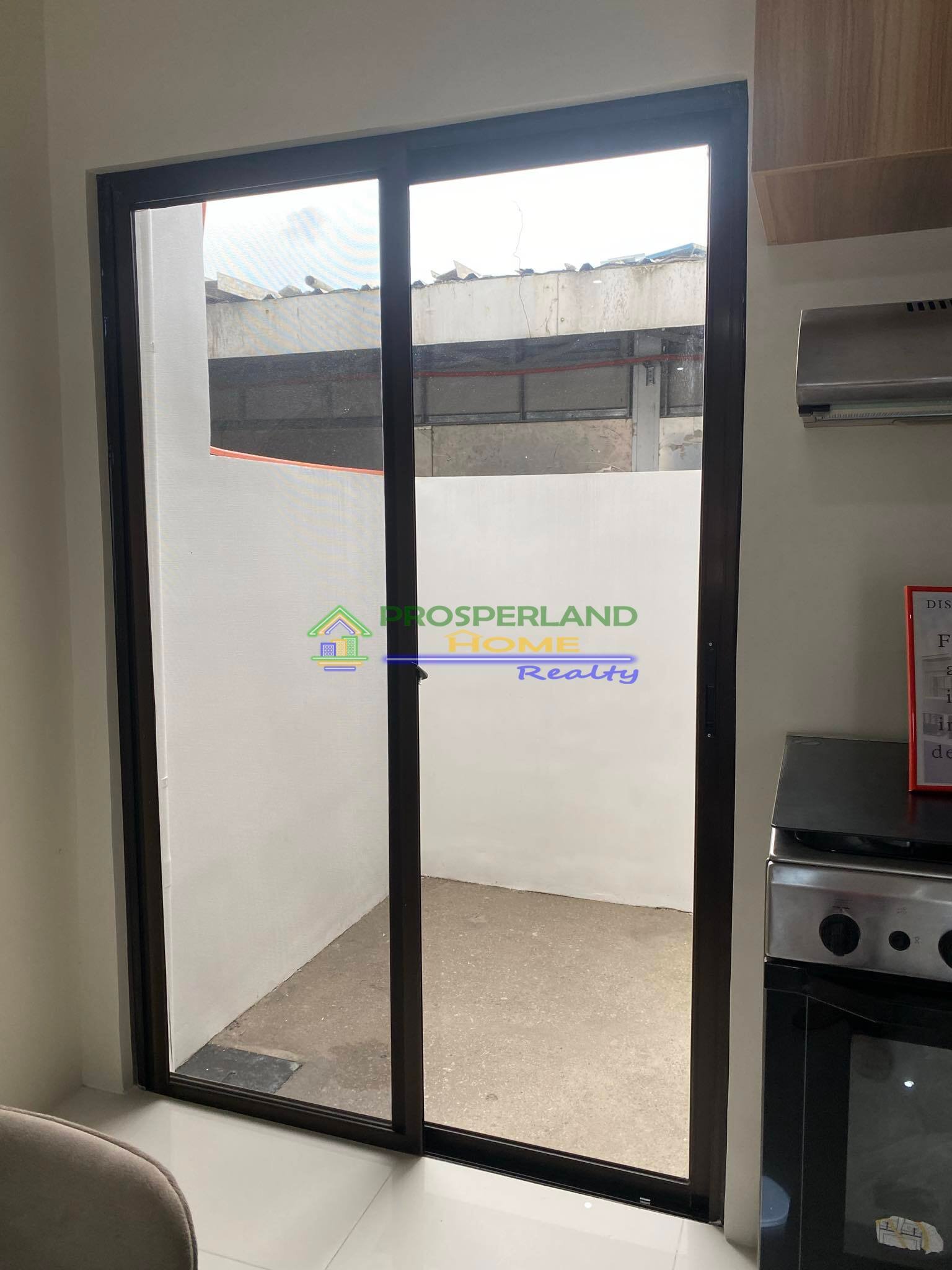 Slidingdoor to Service Area